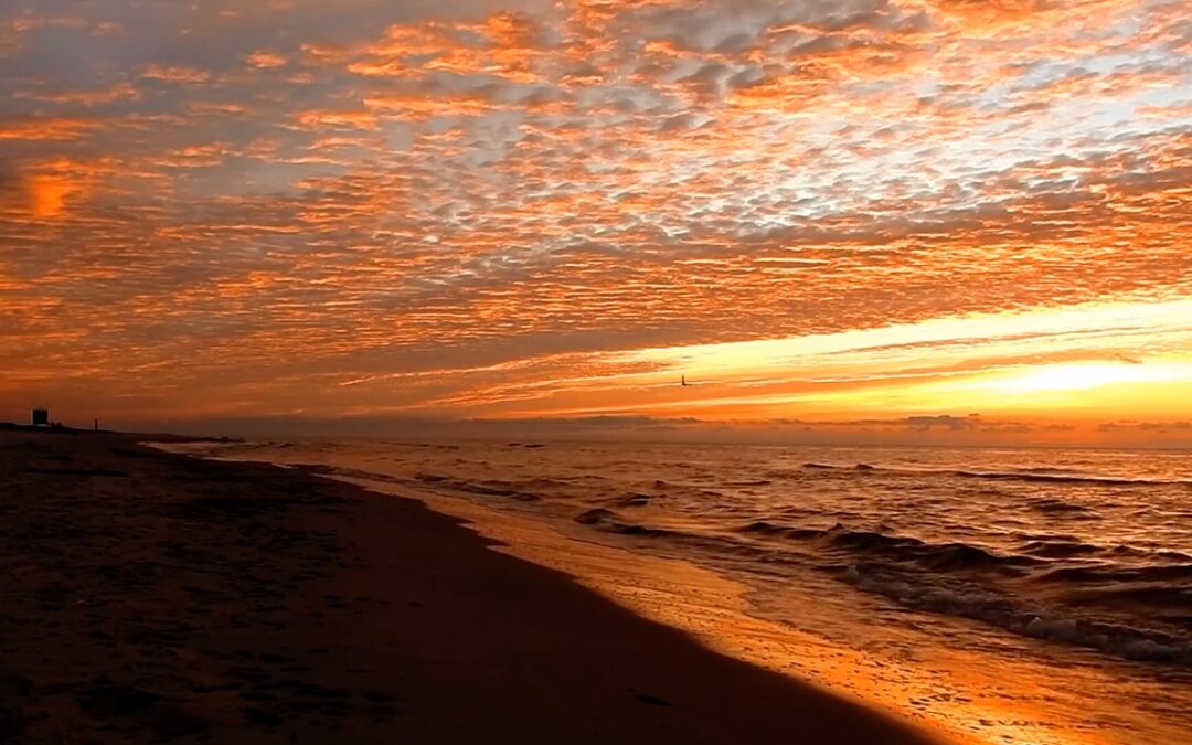 Entspannungsvideo - Entspannung nach einem langen Tag am Strand mit Sonnenuntergang