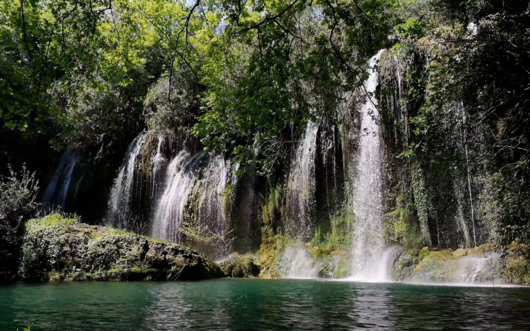 Entspannung und Meditation an einem wunderschönen Wasserfall
