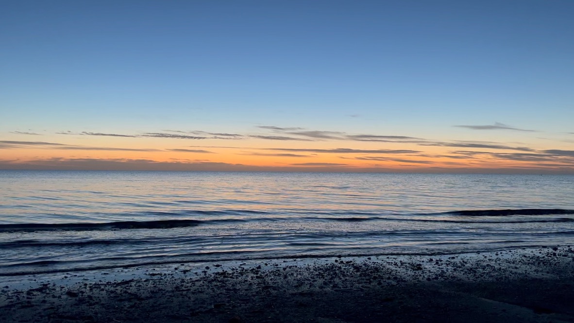 Ein Morgen im Paradies: Sonnenaufgang am Meer – Entspannung pur